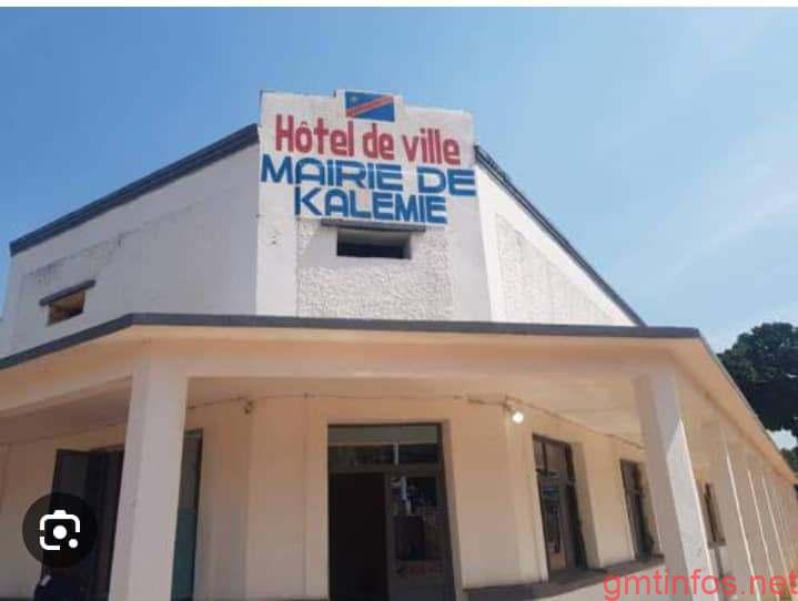 Des changeurs de monnaie, autrement appelés cambistes, œuvrant sur la place Kisebwe dans la commune de Lukuga, ville de Kalemie,