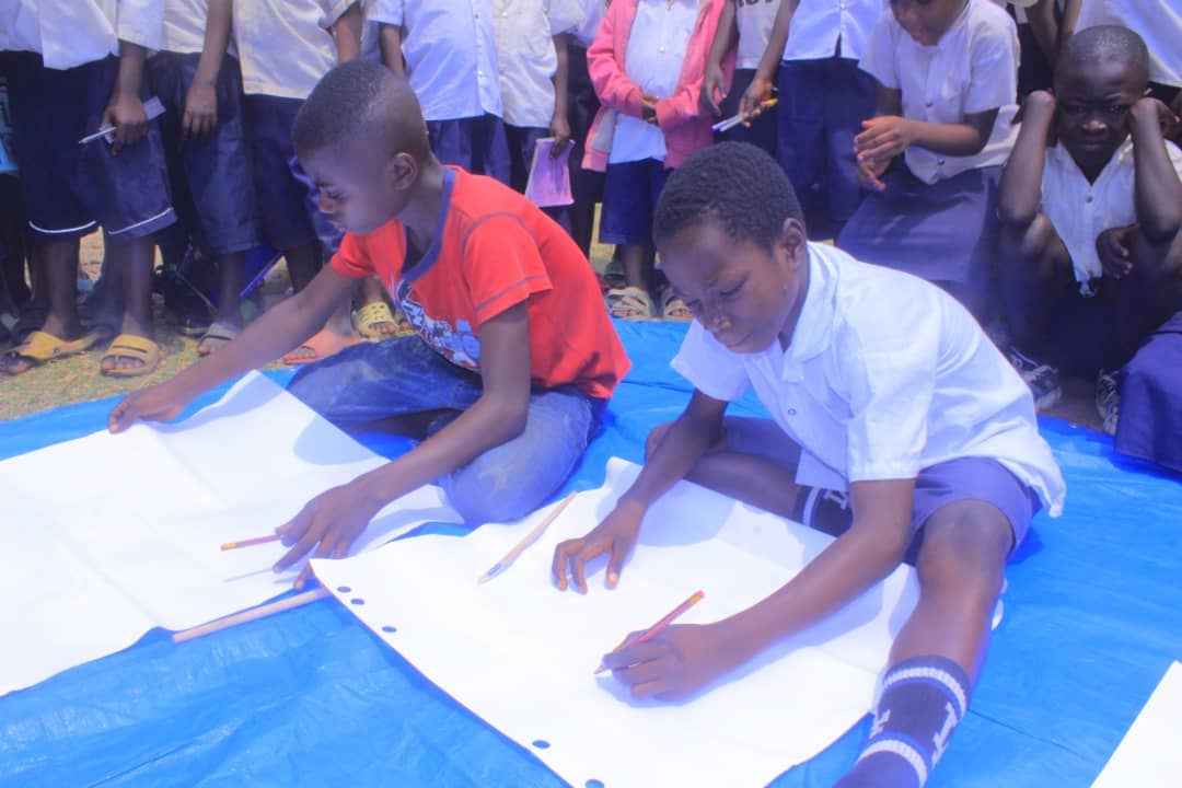 Un écolier de Tabac Congo, à 15 km de Kalemie, remporte le concours urbano-rural de dessin organisé par l'ONG ADPF