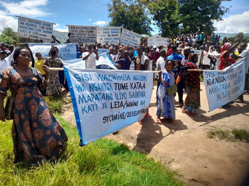 500 creuseurs artisanaux membres de la société civile de Misisi,dans le sud-kivu, en manifestation.